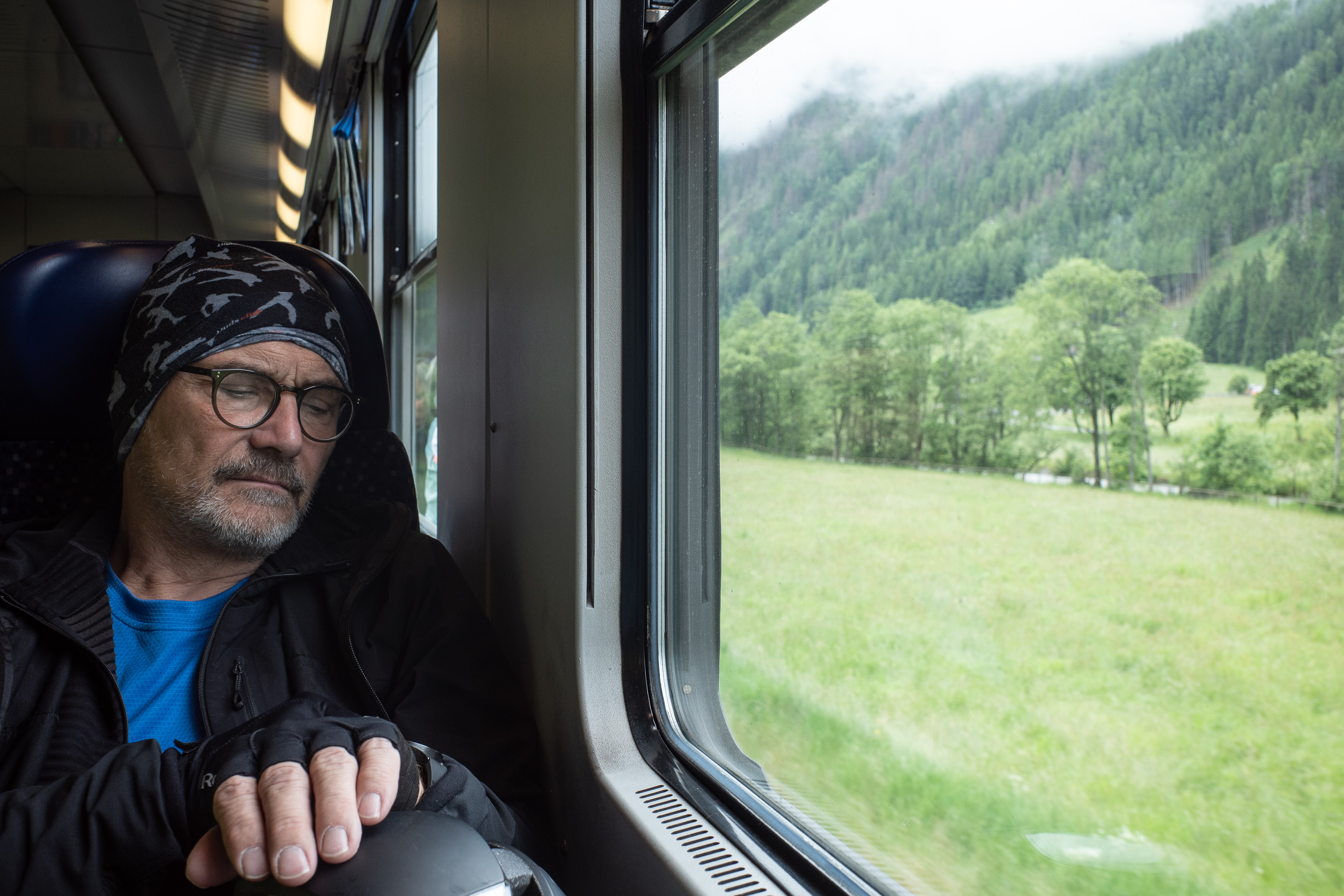 Kurzer Schlaf im Zug, draußen zieht das Tal vorbei